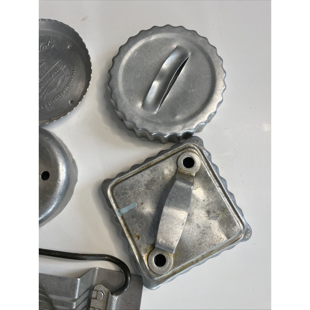 Vintage Aluminum Kitchen Tool Lot Farmhouse Primitive Decor Egg Slicer Cutters - Picture 3 of 9